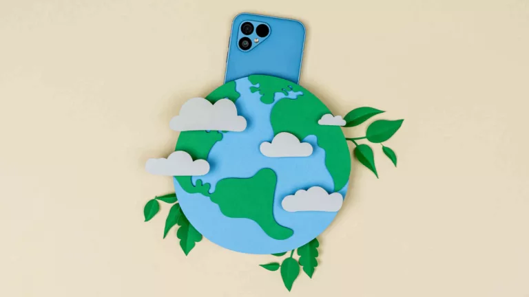 Fairphone 5 vs iPhone 15 ethical