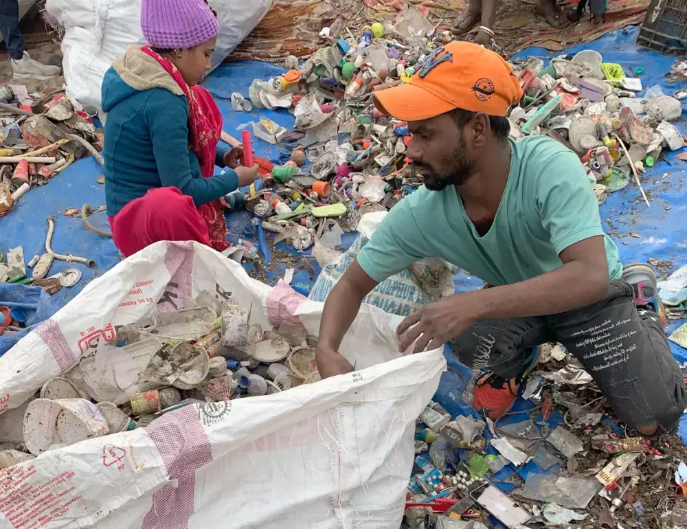 Waste pickers in Ghazipur (photo taken by Oliver Franklin-Wallis)