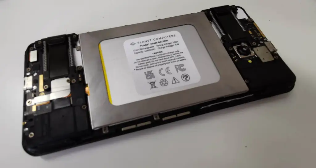 Remove the rear to reveal the replaceable 4,000mAh battery