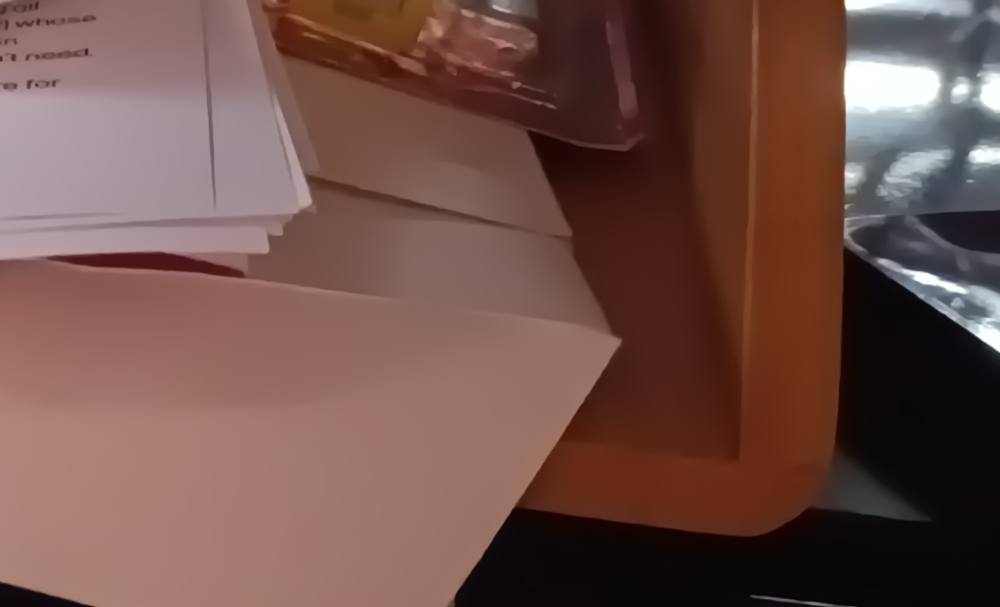 This is in low light and zoomed in. Note how the grain in the wood of my tray has been completely lost.