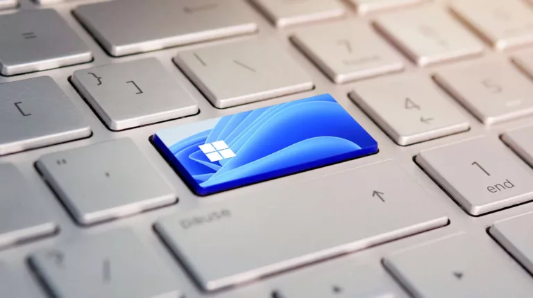 windows copilot key in middle of keyboard