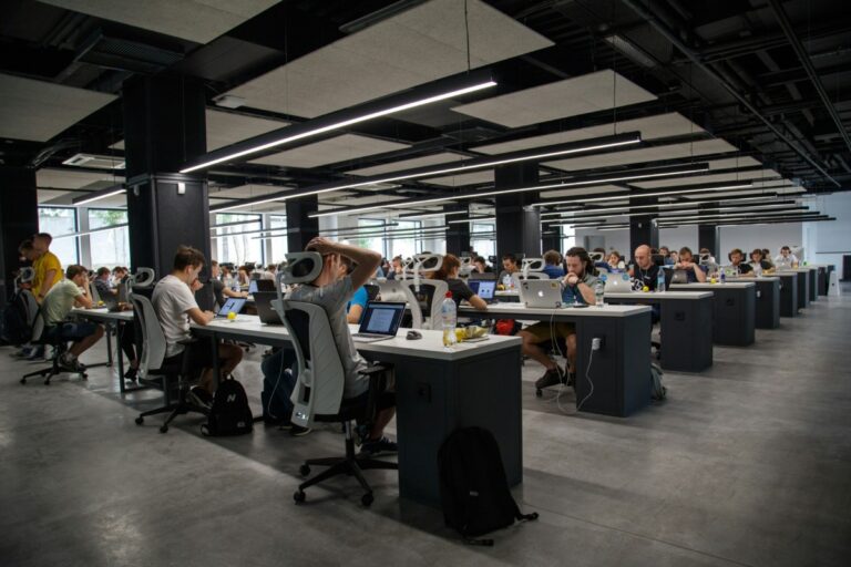 The Business Buyer’s Guide to Office Headsets: What Really Matters