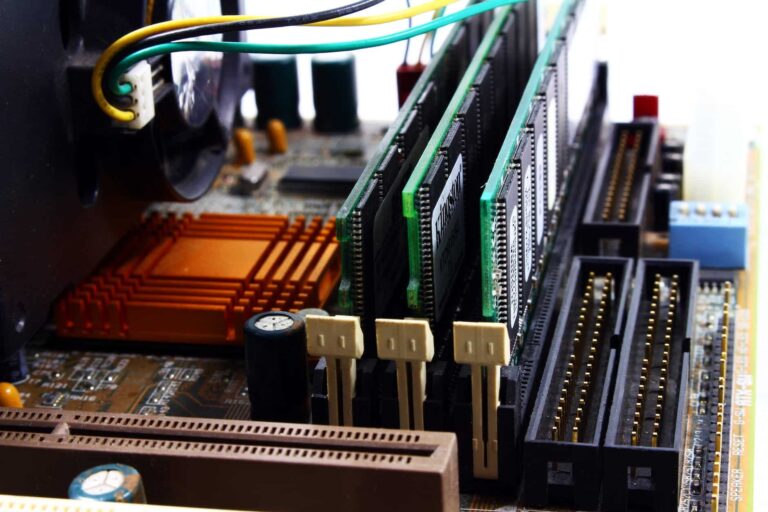 Can you fit DDR5 to a DDR4 motherboard?
