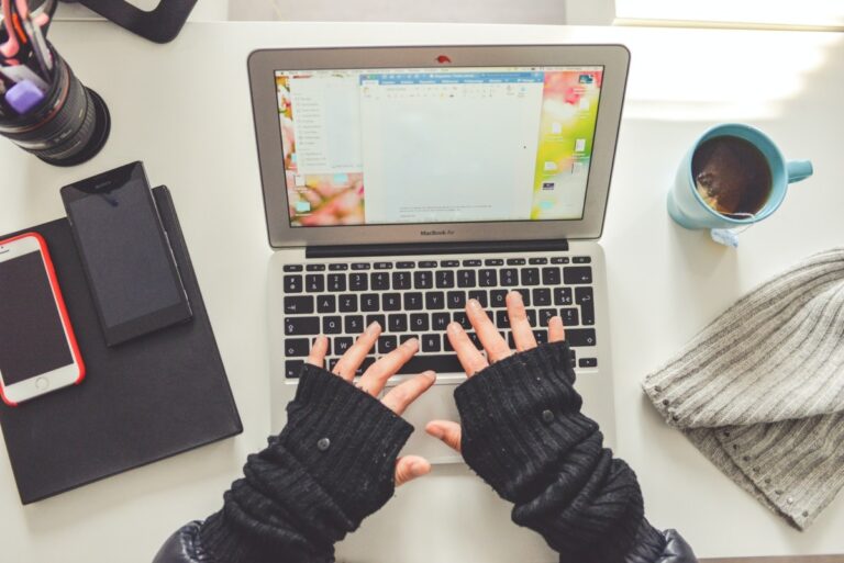 How do you force quit Microsoft Word on a Mac?