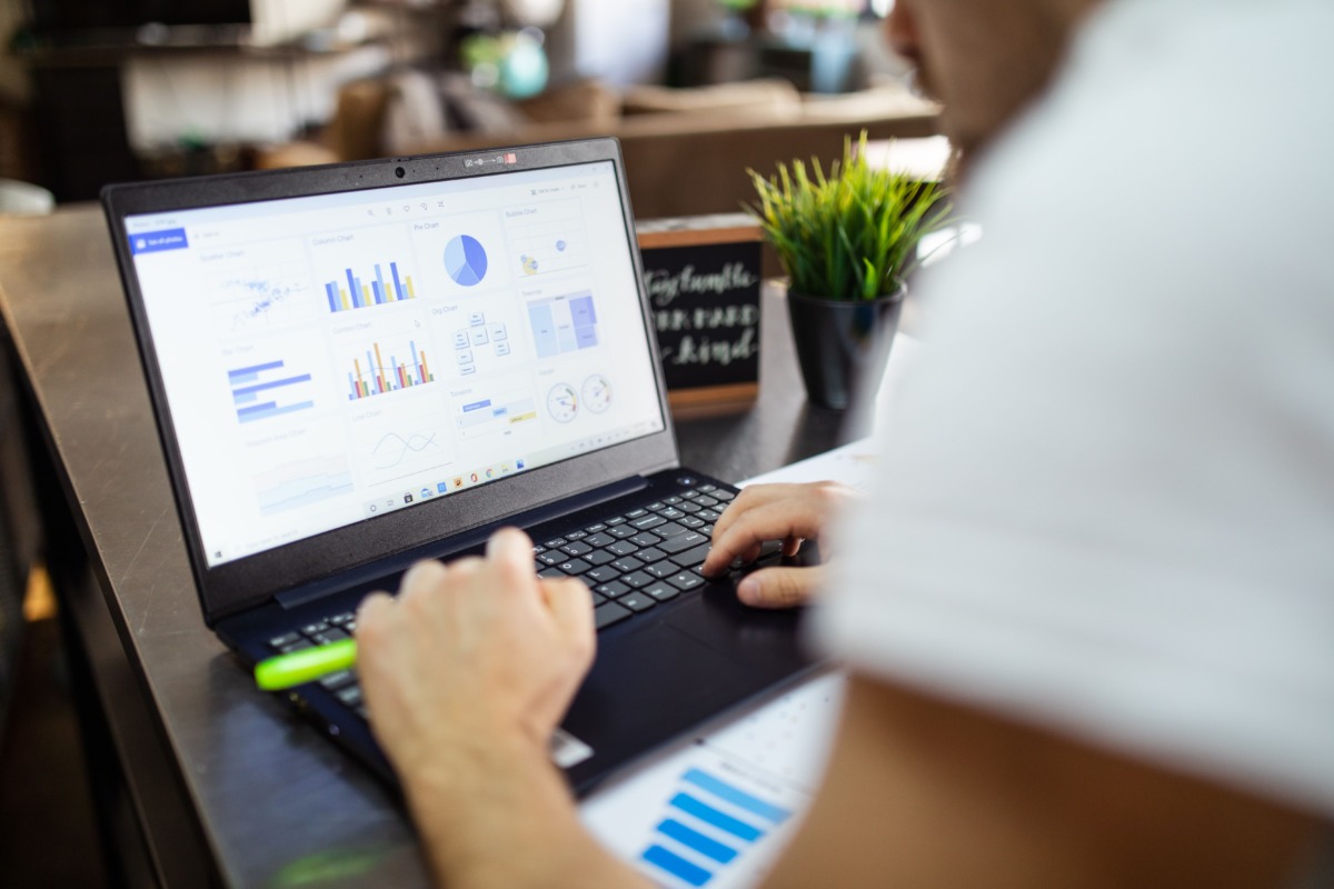 How B2B field service software helps teams manage jobs, quotes, and repeat work