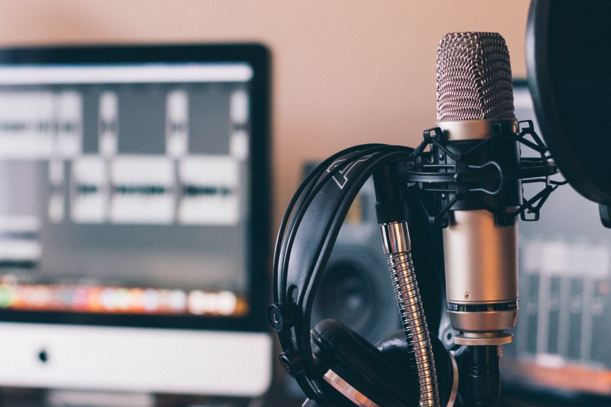 How do I boost the microphone volume on a Mac?