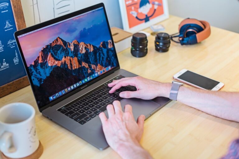 How do I uninstall an app on Mac?