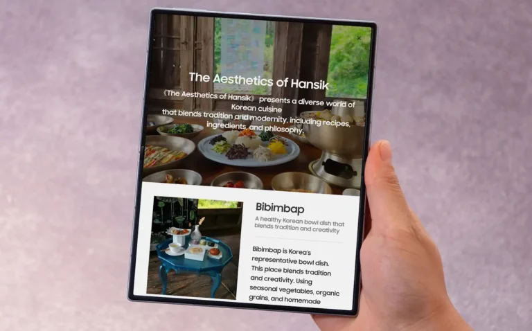 samsung galaxy z fold8 ee in hand